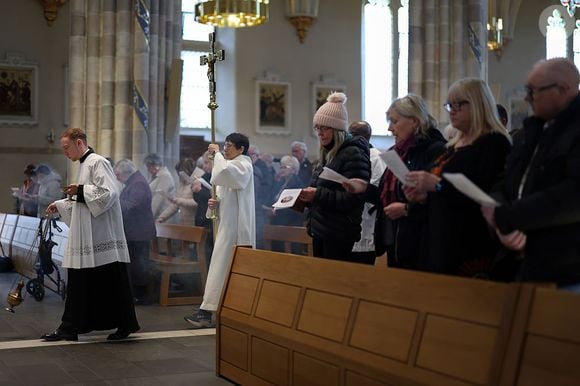 Glasgow, Escócia: católicos assistem à missa na Catedral Metropolitana de Santo André após o anúncio da morte do Papa Francisco