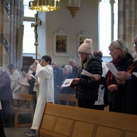 Glasgow, Escócia: católicos assistem à missa na Catedral Metropolitana de Santo André após o anúncio da morte do Papa Francisco