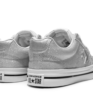 Além do apelo estético, o modelo se destaca pelo conforto e versatilidade. Leve e prático, ele transita facilmente entre o dia e a noite, sendo ideal para quem busca estilo sem abrir mão do bem-estar