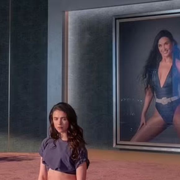 O filme, que acompanha uma estrela de TV em declínio que toma uma droga misteriosa para criar sua dublê mais jovem levou a uma greve geral devido às suas cenas impactantes.