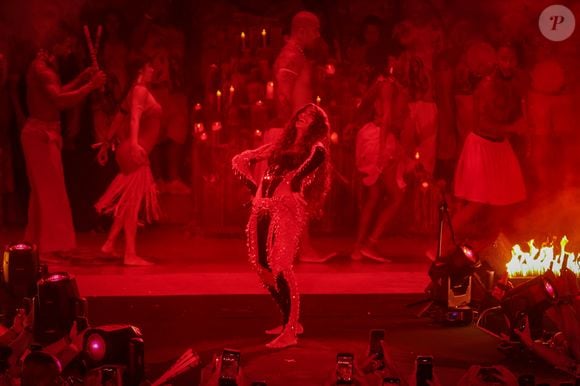 A religiosidade de matriz africana marcou a coroação de Anitta na Grande Rio