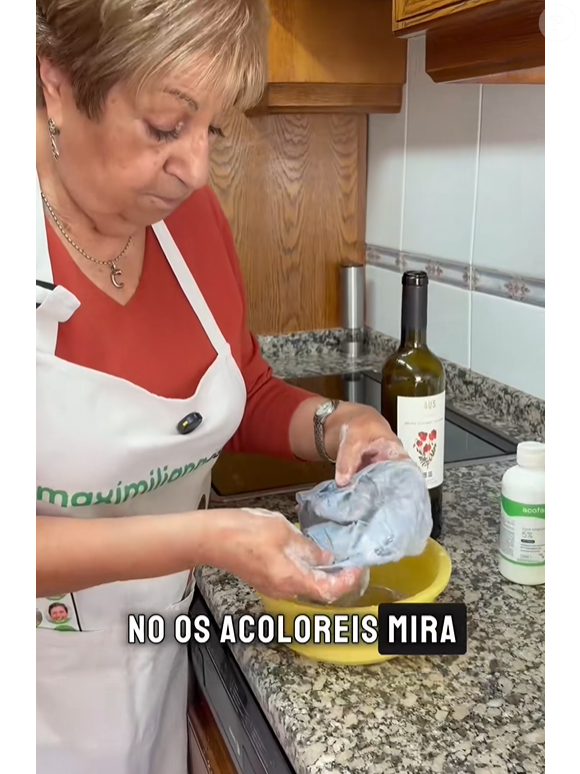 Deixe agir por alguns minutos, certificando-se de que toda a mancha esteja coberta com a mistura de água oxigenada e detergente.