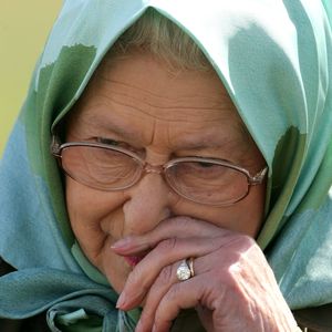 Segundo investigação publicada pela jornalista Kristin Contino, a história de que a Rainha Elizabeth II usou o esmalte Ballet Slippers por 40 anos pode não ser totalmente verdadeira