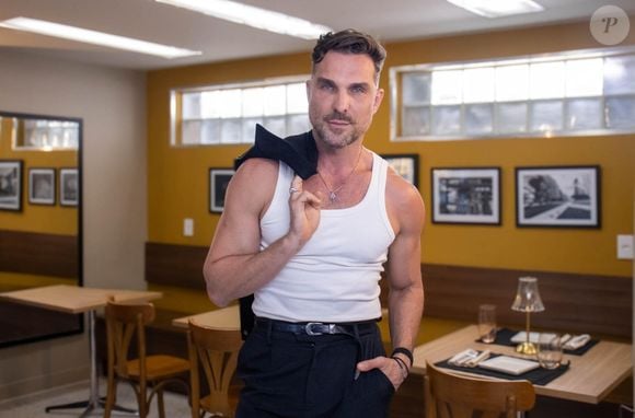 Patrick, vivido por Igor Rickli, flerta com Carol (Mah Duarte) nesta fase da novela da Globo