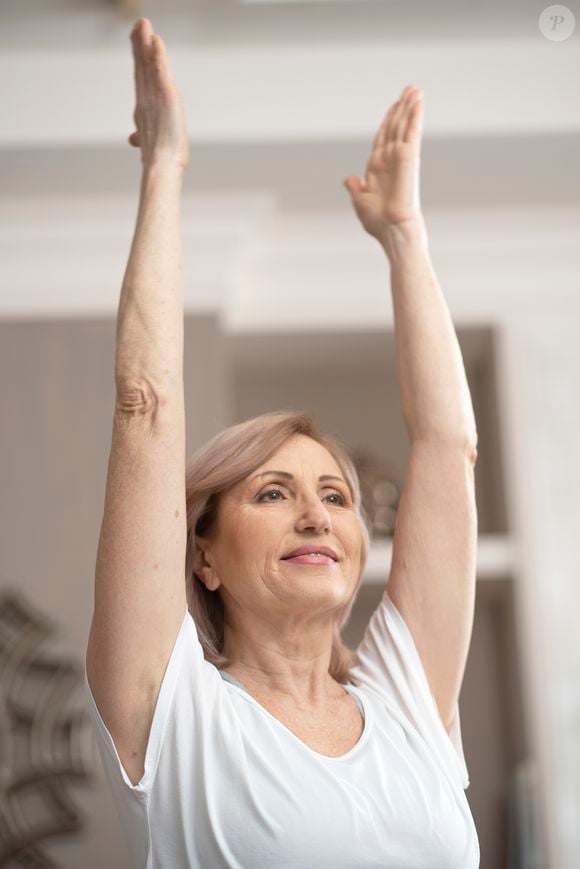 Entre outros benefícios da postura, também se destacam: é perfeita para alongar o abdômen, os quadris, a região lombar e os joelhos, melhora a flexibilidade e a postura