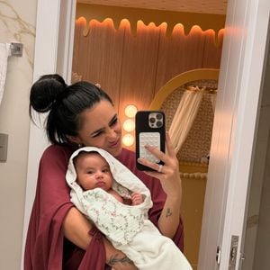 Nos cliques, Bruna Biancardi mostrou o rostinho de Mel, sua filha caçula com Neymar