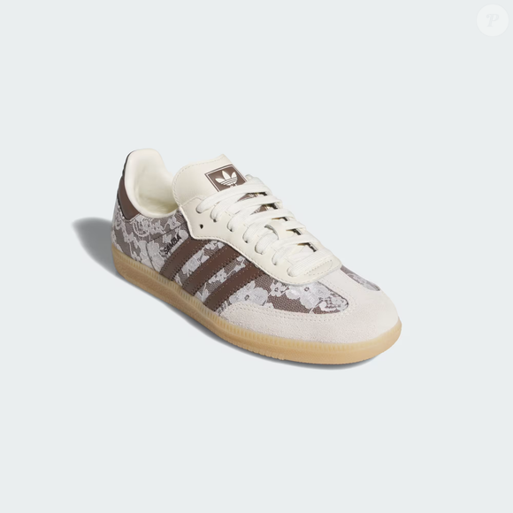 A combinação do Adidas Samba OG com vestidos fluidos em tom marrom chocolate surge como uma das apostas mais elegantes para quem deseja unir conforto e um visual retrô no inverno