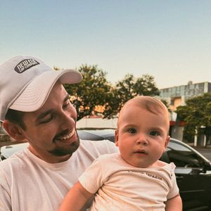 De acordo com a neurocientista Telma Abrahão, o bebê agora precisa de um "cuidador principal que seja presente, previsível, afetuoso e sensível às suas necessidades, e esse papel pode ser plenamente exercido pelo pai"