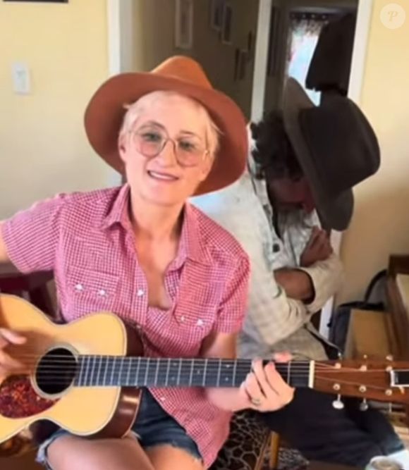 Jill Sobule gravou músicas nas quais cantou namoro de duas mulheres e a anorexia