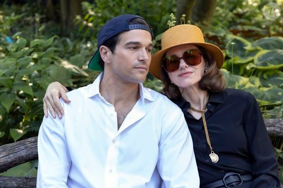 John F. Kennedy Jr. (Paul Anthony Kelly) era filho de um ex-presidente dos Estados Unidos e, na foto, é contracenado por Naomi Watts, que interpreta Jackie Kennedy Onassis