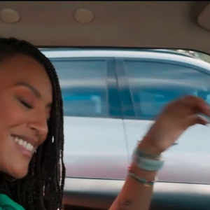 Sheron Menezzes, protagonista da novela 'Por Você', da Globo, vive uma fase de bastante destaque na televisão como Bela, personagem que luta para cuidar dos filhos de Juli (Lucy Ramos), sua amiga que morreu.