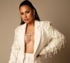 Simone Mendes deixou a barriga de fora e se apresentou com um top no estilo biquíni, com um decote para lá de generoso
