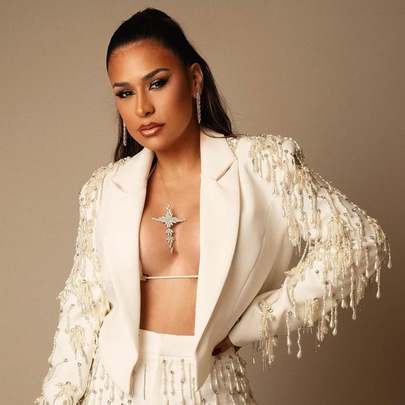 Simone Mendes deixou a barriga de fora e se apresentou com um top no estilo biquíni, com um decote para lá de generoso