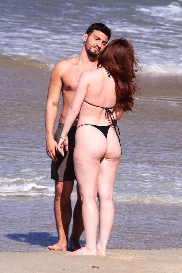 Casal de famosos é flagrado em clima romântico na praia da Barra