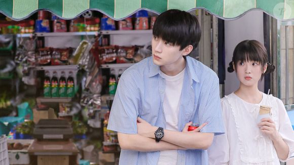 'Quando Voo em Sua Direção': uma estudante extrovertida se aproxima de um colega reservado e os dois constroem um romance delicado durante o ensino médio