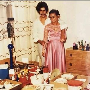Ratinho antes da fama: segundo o perfil História Esquecida, a foto foi registrada em 1981 e mostra o futuro apresentador com os presentes do casamento com Solange Martinez Massa