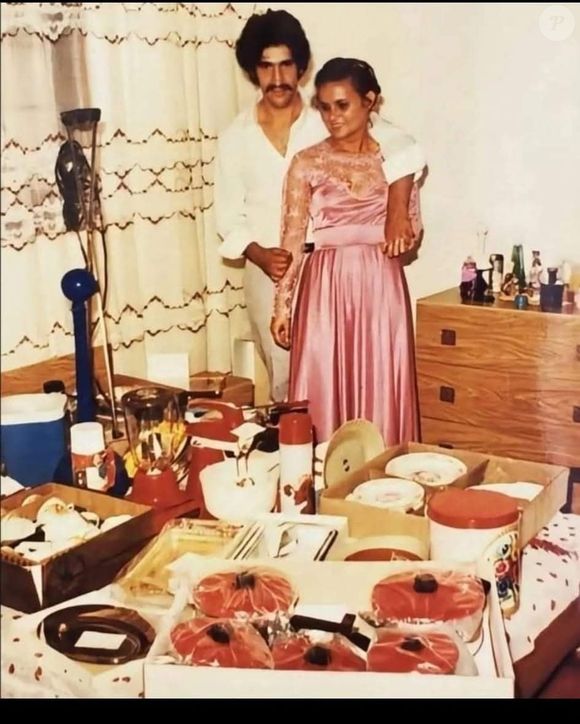Ratinho antes da fama: segundo o perfil História Esquecida, a foto foi registrada em 1981 e mostra o futuro apresentador com os presentes do casamento com Solange Martinez Massa