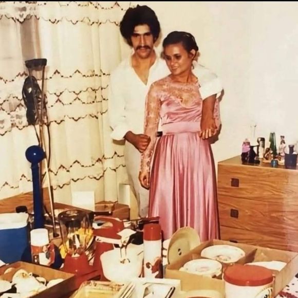 Ratinho antes da fama: segundo o perfil História Esquecida, a foto foi registrada em 1981 e mostra o futuro apresentador com os presentes do casamento com Solange Martinez Massa