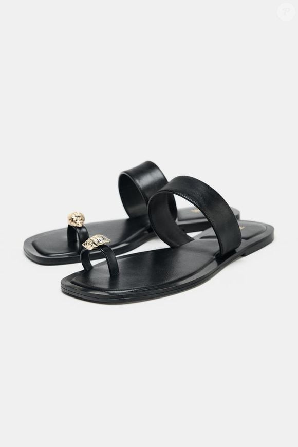 Nova aposta da Zara! Sandália rasteira de R$ 249 surpreende com design que foge do óbvio e aposta em tira que sustenta o peito do pé e o dedão, em uma estética boho sofisticada com detalhe de concha metálica