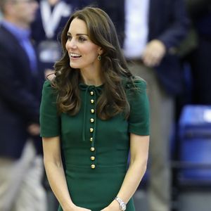 Se você também gosta de verde, vale apostar em uma peça confortável, assim como esse vestido de Kate Middleton, para curtir e aproveitar a noite de Natal.