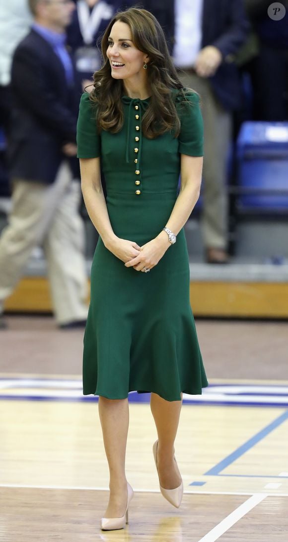 Se você também gosta de verde, vale apostar em uma peça confortável, assim como esse vestido de Kate Middleton, para curtir e aproveitar a noite de Natal.