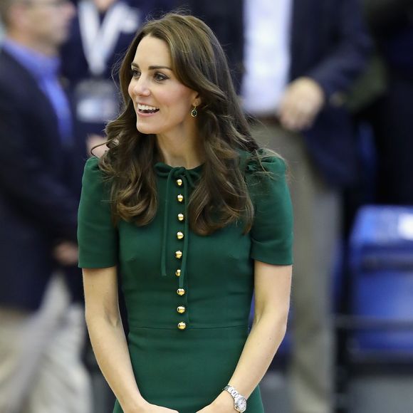 Se você também gosta de verde, vale apostar em uma peça confortável, assim como esse vestido de Kate Middleton, para curtir e aproveitar a noite de Natal.