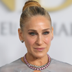 'O erro mais comum é...': O segredo dos 61 anos de Sarah Jessica Parker; maquiadora e esteticista especialistas revelam o luxo da beleza madura em 2026