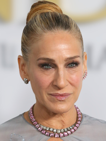 'O erro mais comum é...': o segredo dos 61 anos de Sarah Jessica Parker; maquiadora e esteticista especialistas revelam o luxo da beleza madura em 2026