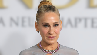 'O erro mais comum é...': o segredo dos 61 anos de Sarah Jessica Parker; maquiadora e esteticista especialistas revelam o luxo da beleza madura em 2026