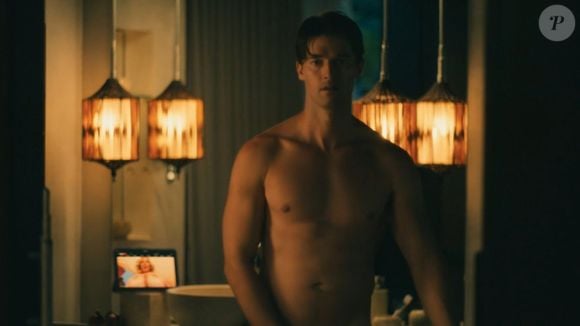Em determinado momento, Patrick Schwarzenegger está nu em uma cama, quando se levanta para ir ao banheiro