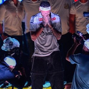 Neymar chorou em evento de retorno ao Santos