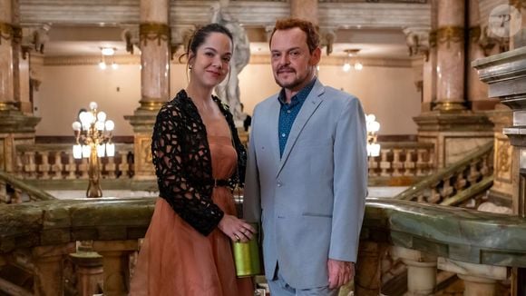 Marieta (Cacá Ottoni) e Poliana (Matheus Nachtergaele) assumem um namoro assexual na novela Vale Tudo
