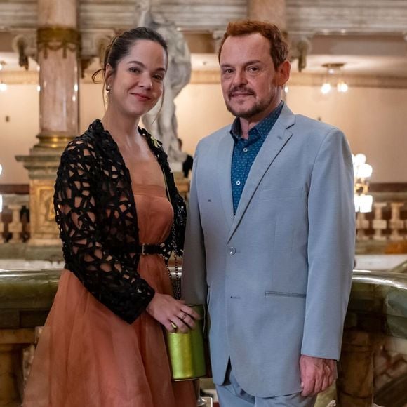 Marieta (Cacá Ottoni) e Poliana (Matheus Nachtergaele) assumem um namoro assexual na novela Vale Tudo