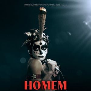 No longa Homem com H, Jesuíta Barbosa mergulha no universo de Ney Matogrosso, inclusive dublando o artista em performances musicais. “As pausas dele me ensinaram tanto quanto as palavras”, revelou o ator sobre o processo.