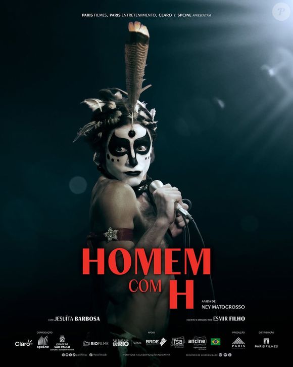 No longa Homem com H, Jesuíta Barbosa mergulha no universo de Ney Matogrosso, inclusive dublando o artista em performances musicais. “As pausas dele me ensinaram tanto quanto as palavras”, revelou o ator sobre o processo.