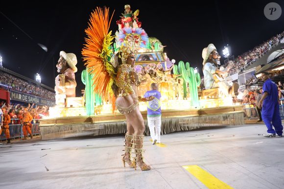 Portal LeoDias divulga áudio de musa da Acadêmicos de Niterói após barraco que quase terminou em agressão no Rio