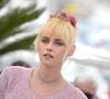 Kristen Stewart estreia cabelo rosa e aposta em look Chanel que quase quebra as novas regras do Festival de Cannes
