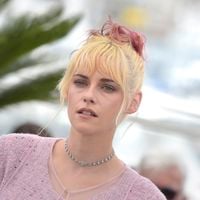 Kristen Stewart estreia cabelo rosa e aposta em look Chanel que quase quebra as novas regras do Festival de Cannes