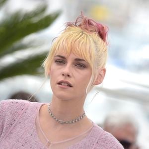 Kristen Stewart estreia cabelo rosa e aposta em look Chanel que quase quebra as novas regras do Festival de Cannes
