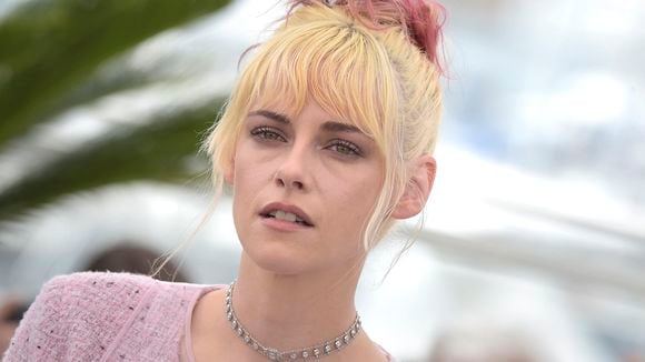 Kristen Stewart estreia cabelo rosa e aposta em look Chanel que quase quebra as novas regras do Festival de Cannes