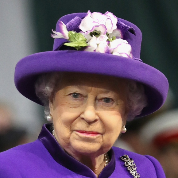 A bolsa da Rainha Elizabeth II escondia códigos secretos para a equipe do Palácio, detalhe que reforça como a moda sempre foi uma poderosa ferramenta da monarquia britânica