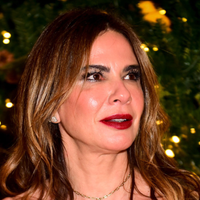 Mamãe Noel sexy? Luciana Gimenez exibe corpão em biquíni com as cores do Natal. Veja foto