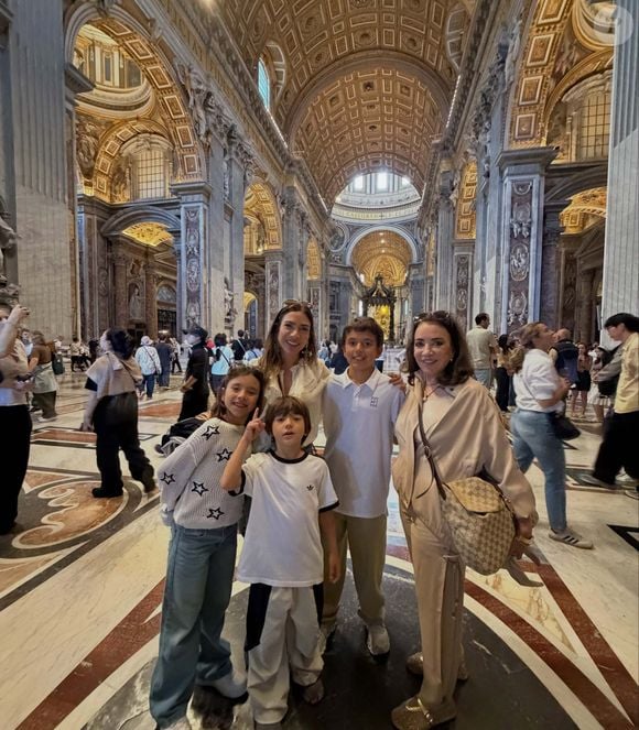 Patricia Abravanel abriu um álbum de fotos da viagem à Itália e emocionou seguidores com uma mensagem sobre a importância da família. Segundo o Alô Alô Bahia, a apresentadora estava acompanhada dos filhos e da mãe, Iris Abravanel, durante o passeio