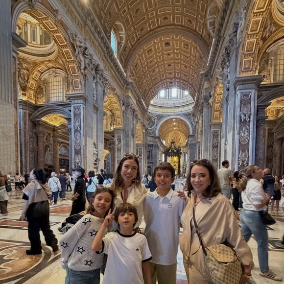 Patricia Abravanel abriu um álbum de fotos da viagem à Itália e emocionou seguidores com uma mensagem sobre a importância da família. Segundo o Alô Alô Bahia, a apresentadora estava acompanhada dos filhos e da mãe, Iris Abravanel, durante o passeio