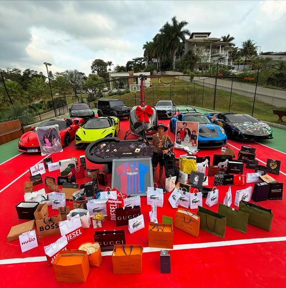 Buzeira expos presentes que ganhou em aniversário na sua rede social