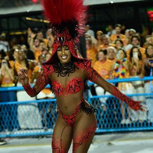 Rainha da Imperatriz Leopoldinense, Iza usou fantasia de serpente vermelha