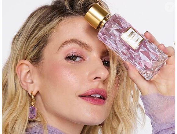Segundo a especialista, Charisma Magnetic da Avon trata-se de uma fragrância floral intensa e marcante, ideal para momentos em que a intenção é chamar atenção. 'É perfeito para quem quer chegar chegando, sem passar despercebida', explica Jaqueline