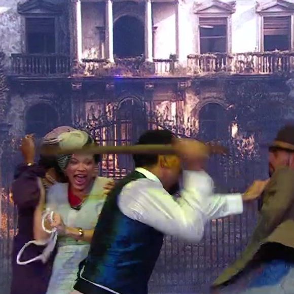 Momento em que Vinícius dá uma surra de pau (cenográfico) em João Gabriel.