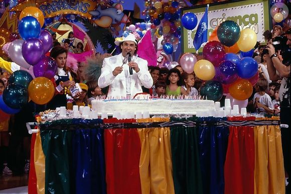 Sérgio Mallandro faz 69 anos em 12 de outubro de 2025. Apresentador já passou pelo SBT, Globo, CNT, Gazeta e Manchete