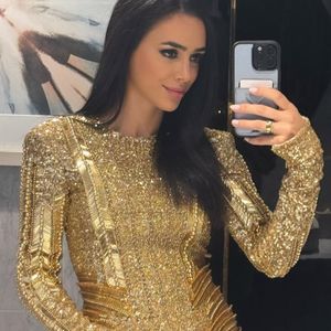 Bruna Biancardi surgiu deslumbrante e super chique ao apostar num minivestido dourado repleto de lantejoulas da grife Balmain para o Réveillon em Dubai.